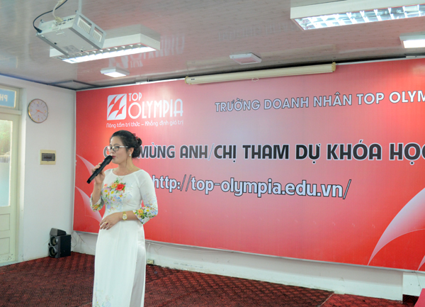 Bà Nguyễn Thị Huê phát biểu Bế giảng
