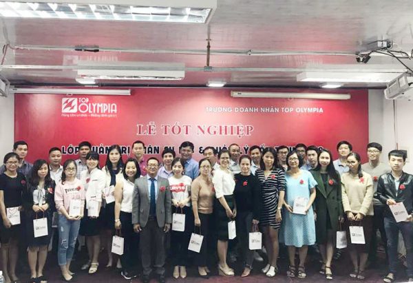 Tổ chức bế giảng lớp Quản trị Nhân sự K33 và Quản lý cấp trung K18 tại Đà Nẵng